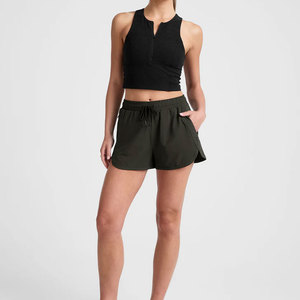 Tela suave y transpirable, perfecta para el uso diario y cómodo. En stock. Shorts ligeros para mujer Nora. - Product Image 1