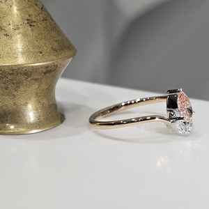 Bague en or massif 14 carats pour femme, sertie de trois pierres : diamant de laboratoire taille poire rose vif et marquise latérale, cadeau élégant pour anniversaire de mariage. - Product Image 3