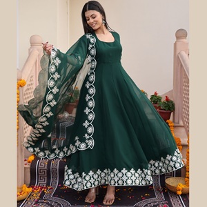 Mode tendance pour femmes : robe Anarkali verte pour mariages et soirées, manches 3/4, en crêpe de georgette, semi-couturée - Product Image 1
