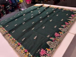 Dupatta de Seda Arrugada Color Borgoña con Borde Dorado, Elegante y Tradicional para Bodas, Fiestas y Diwali, para Mujeres Indias y Pakistaníes - Product Image 3