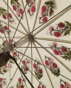 Parasol rond en coton rose à motifs floraux, imprimé à la main, pour jardin, terrasse, protection solaire, style indien, avec structure en métal noir - Product Image 6