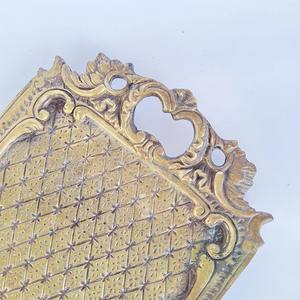 Plateau en laiton antique artisanal avec motif décoratif gravé et poignées élégantes pour le service festif et la présentation sur table - Product Image 5