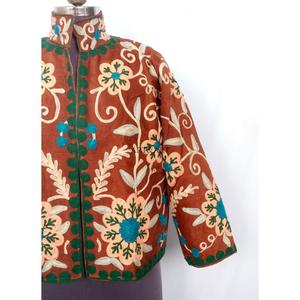 Veste matelassée artisanale en tissu Cotrise brodée de fleurs, avec détails boutonnés, doublure rayée en coton, respirante, écologique, épaisse pour l'hiver - Product Image 2