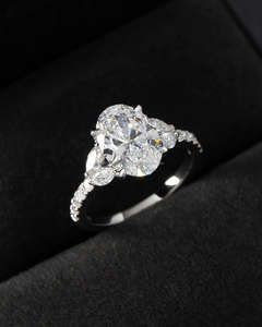 Anillo de Diamantes Ovalado de Lujo con Diamantes Laterales y Piedras Laterales en Oro Blanco, Anillo de Compromiso y Boda para Mujer - Product Image 2