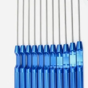 Juego de Instrumentos de Microcirugía con Gancho Nervial y Mangos de Aluminio Azul en Caja de Esterilización de Acero Inoxidable Perforado - Product Image 5
