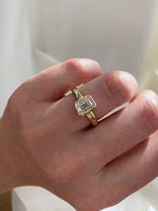 Anillo de compromiso con diamante cultivado en laboratorio de 1.5 CT con corte esmeralda y bisel – Solitario audaz (certificado IGI) - Product Image 2