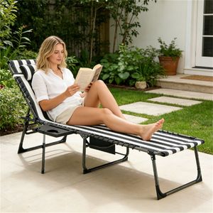 Chaise longue d'extérieur bleue et blanche pour bronzer et profiter du jardin - Product Image 1