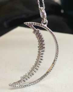 Collier pendentif demi-lune en argent sterling 925 plaqué rhodium avec pierre naturelle blanche taille baguette sertie en canal, chaîne torsadée, 1,50 carats au total G - Product Image 4