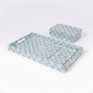 Ensemble de plateaux de service à carreaux avec poignées, finition bleu et blanc nacre polie, usage résidentiel - Product Image 1
