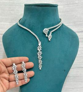 Parure élégante en laiton plaqué argent avec zircons, entièrement sertie de pierres, ouvrable à l'avant, avec boucles d'oreilles, collection pour femmes, idéale pour les fêtes et mariages - Product Image 3