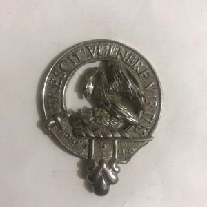 Distintivo da cappello con stemma del clan Gordon in peltro. IT contiene il <span class=keywords><strong>motto</strong></span> del clan, "BYDAND", che è un termo scozzese. - Product Image 3