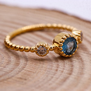 Anillo de Plata de Ley 925 con Baño de Oro y Tres Topacios Azules Naturales de Londres, Joyería Fina, Memoria Jewels, Venta al Por Mayor - Product Image 4