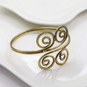 Bracelet manchette en laiton fait main, spirale réglable, style minimaliste bohème, manchette de poignet artisanale en laiton - Product Image 1
