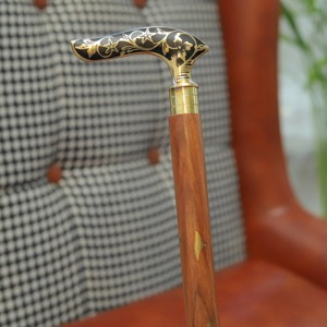 Canne de marche en bois artisanale avec poignée en laiton florale, canne en bois brun pour homme avec motif floral doré décoratif - Product Image 4