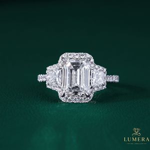 Anillo Moderno de Tres Piedras con Diamante Cultivado en Laboratorio con Corte Esmeralda, Piedras Laterales Trapezoidales Certificadas por IGI con Pavé y Halo - Product Image 2