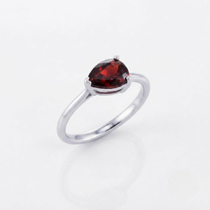 Anillo Solitario Clásico Rhaya Jewels de Plata de Ley 925 con Baño de Rodio y Granate Corte Pera, Engaste de Garra, Delicado y Moderno para Mujer - Product Image 2