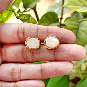 Pendientes de tuerca ovalados de lujo minimalistas con nácar sintético, latón chapado en oro de 18k, estilo geométrico, hechos a mano. - Product Image 2