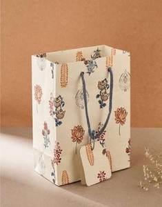 ถุงของขวัญกระดาษลายดอกไม้พร้อมหูหิ้วเชือกสำหรับบรรจุภัณฑ์ขายปลีก - Product Image 1