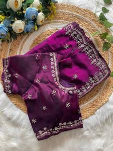 Sari indien de luxe exclusif en satin de soie élégant avec broderie à la main et sequins, tenue de fête et de soirée tendance - Product Image 4