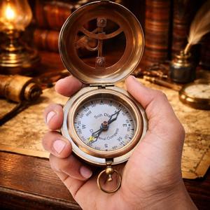 Brújula de Bolsillo Vintage Hecha a Mano con Dial de Magnesia y Botón de Presión, Marca Ross London - Product Image 4