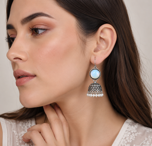 Pendientes Jhumka de Perlas de Vidrio Ópalo Blanco Hechos a Mano, Plata Oxidada, Joyería Tradicional Boho, Proveedor Mayorista - Product Image 1