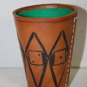 Ensemble de gobelets à dés en similicuir PU, boîte de jeu de société carrée pour polyédres avec intérieur en velours, gobelet silencieux pour secouer les dés - Product Image 2