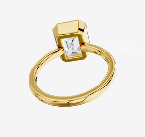 Anillo de compromiso solitario con diamante cultivado en laboratorio, corte esmeralda y engaste de bisel, oro amarillo de 18K, anillo minimalista, regalo de joyería nupcial minimalista - Product Image 2