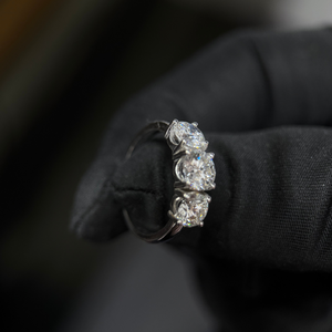 Anillo de Diamantes Redondos Cultivados en Laboratorio, Tres Piedras, 1.50 Ct en el Centro con 0.65 Ct en Cada Lado, Oro de 14K, Certificado IGI, Anillo de Compromiso/Boda - Product Image 2