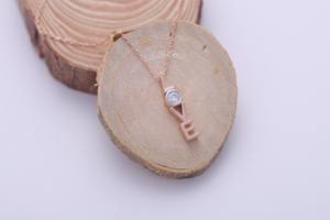 Colgante minimalista con letra de amor en plata de ley 925 maciza para mujer - Product Image 3