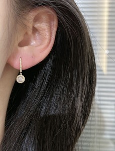 Boucles d'oreilles de luxe pour femmes, en or, avec diamants de laboratoire taille coussin, les plus demandées, pour anniversaires et occasions romantiques, disponibles directement de l'usine - Product Image 5