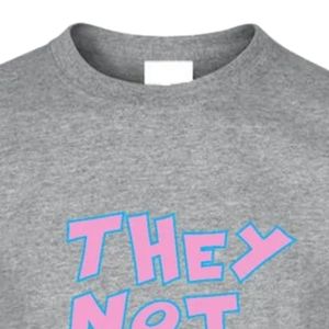 Camiseta Gráfica de Manga Corta para Adolescentes en Gris Jaspeado, con Estampado de Letras Rosadas en Negrita 'They Don't Like Us', Cuello Redondo, Informal, Juvenil, para Uso Diario - Product Image 3