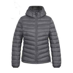 Chaqueta acolchada de invierno para mujer, a prueba de viento, con capucha, tela de lona con logo tejido. - Product Image 1