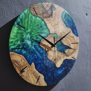 นาฬิกาแขวนผนังเรซิ่นและไม้มะกอกแบบสั่งทำพิเศษ: ของตกแต่งบ้านและสำนักงานแบบแฮนด์เมด เงียบสงบ พร้อมกลไกการทำงานที่เงียบและดีไซน์คลาสสิก มีจำหน่ายแล้ว - Product Image 5