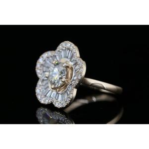 Anillo de Halo Floral con Diamantes de Corte Redondo y Baguette Cónicos, Anillo de Compromiso Floral de Oro Sólido, Joyería Nupcial de Lujo, Diamante Cultivado en Laboratorio - Product Image 4