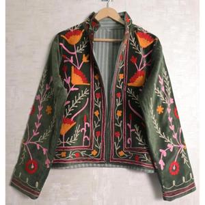 Veste en velours Suzani indienne pour femmes, brodée de fleurs, style bohème, faite à la main, vêtement ethnique, vêtement d'extérieur tendance - Product Image 1