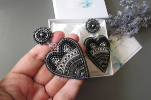 Boucles d'oreilles élégantes brodées de perles de cristal et de rocaille, bijoux uniques faits à la main, design créatif par MD HANDICRAFTS - Product Image 6