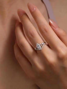 Anillo de compromiso con diamante talla marquesa, conjunto de anillos de boda en forma de V para mujer, anillo nupcial minimalista con diamantes en forma de hoja, joyería personalizada - Product Image 2