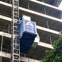 Ascenseur de chantier à cage simple SC200 avec variateur de fréquence pour chantier de construction