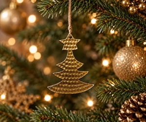 Ornement de Noël suspendu en aluminium martelé doré de qualité supérieure, incassable, personnalisé, cadeau de décoration de fête 2026 - Product Image 1