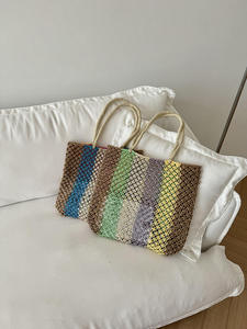 Ilumina tus días de verano con este colorido bolso de hilo natural con un diseño de malla único y asas tejidas cómodas. - Product Image 3