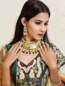 Elegante conjunto de Lehenga Choli para mujer con bordado floral, cuentas de cristal, trabajo con hilo y dupatta teñida. - Product Image 3