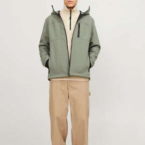 Veste d'hiver pour homme de haute qualité, personnalisée, sportive, softshell, coupe-vent, imperméable, col à capuche zippé, poche réversible à l'avant - Product Image 4