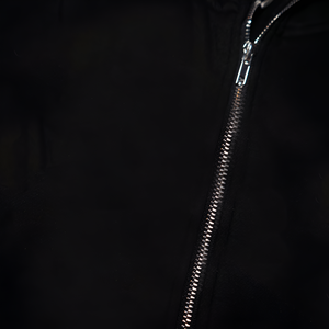 Sudadera con capucha negra con diseño minimalista de calavera, detalles subtiles en las mangas y un estilo moderno y atractivo para el streetwear. - Product Image 3