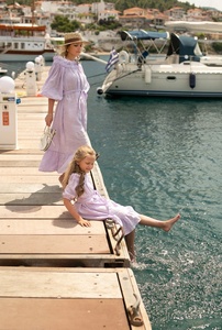 Bonito traje de fiesta LARGO DE LINO lavanda para mamá Me banda elástica suave hombro abierto botones delanteros fuera del hombro diseño de niños - Product Image 2