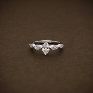 Bague de mariage ou d'anniversaire Art Déco en or massif avec cinq pierres de diamant de laboratoire de haute qualité, taille marquise, pierres certifiées - Product Image 1