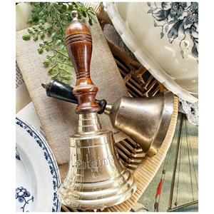 Campana de mano de latón increíble con mango de madera para control en el aula, entrenamiento físico y anuncios diarios, campana de mano de latón con sonido claro - Product Image 1