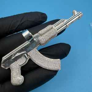 จี้รูปปืน AK 47 ประดับเพชรโมอิสซาไนต์ทรงกลม  จี้เงินแท้ 925  แบบ Iced Out สไตล์แร็ปเปอร์  จี้ปืนพกแบบสั่งทำพิเศษสำหรับผู้ชาย - Product Image 3