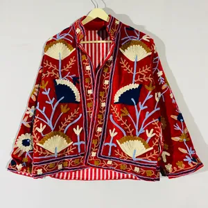 Elegante Chaqueta Suzani de Terciopelo Rojo Bordada con Patrón Floral Hecho a Mano, Estilo Boho, Manga Larga, Cuello Alto, Ropa de Abrigo de Invierno para Mujer - Product Image 1
