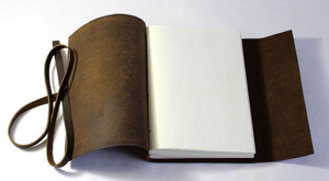 Carnet en cuir de buffle véritable, style vintage, avec couverture avant gaufrée motif Arbre de Vie et sangle assortie, pour la vente en gros - Product Image 4