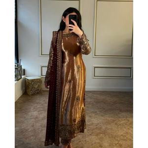 Ensemble haut et bas décontracté en mousseline de soie fantaisie avec broderie et sequins, avec dupatta, marron, 100% coton, col en V, motif floral, longueur entière - Product Image 4